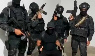 Grupo armado que amenaza a más de 100 personas. 