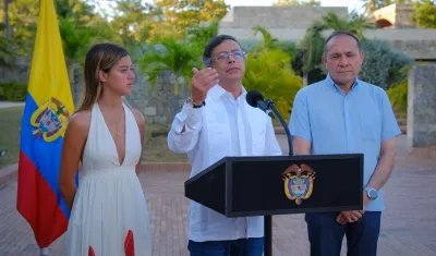 El Presidente Gustavo Petro dando a conocer el salario mínimo del 2026 junto a su hija Antonella y al ministro de Trabajo, Antonio Sanguino. 