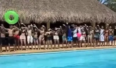 Jóvenes disfrutando en una piscina en Coveñas, Sucre.