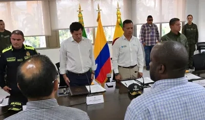 El alcalde (e) de Bucaramanga, Javier Sarmiento Olarte; y el ministro de Defensa, Pedro Sánchez, el consejo extraordinario de seguridad. 