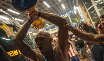 Jermein Peña con el trofeo de campeón.