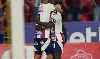 José Enamorado celebrando el gol con Yimmi Chará.