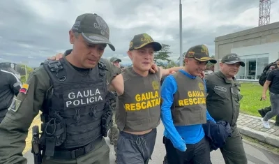 Miguel Ayala y Nicolás Pantoja con la Policía Nacional.