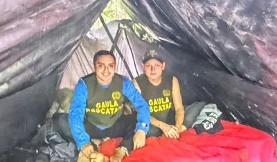 El manager Nicolás Pantoja y Miguel Ayala al ser liberados.