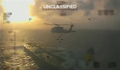 Momento en que fue interceptado el buque petrolero. 