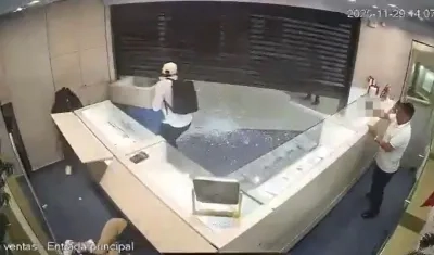 Momento en que los delincuentes intentaba darse a la huida de la joyería. 