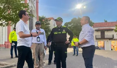 El secretario de Gobierno, Ángelo Cianci; comandante de la Policía Metropolitana de Barranquilla es el Coronel Miguel Andrés Camelo Sánchez; y el Jefe de la Oficina de Seguridad, Yesid Turbay.