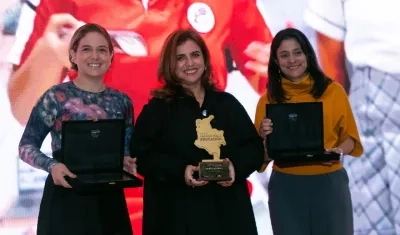 Paola Amar, secretaria de Educación del Distrito, con el reconocimiento.