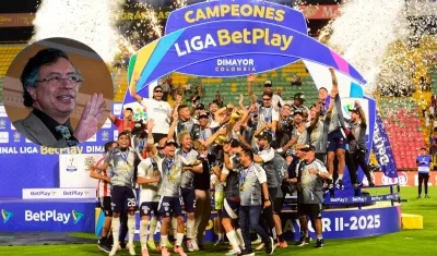 El Presidente Petro y los jugadores celebrando el título.