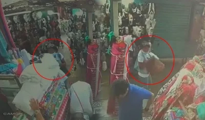 Momento en que mujer roba las dos telas.