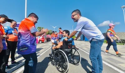 Entrega de sillas de ruedas.