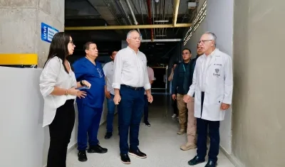 Fredys Socarrás junto al Ministro de Salud, Guillermo Jaramillo.