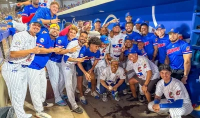 Teo Gutiérrez y Carlos Bacca con los peloteros de los Caimanes.