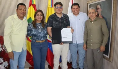 Rector de la Institución Educativa Juan V Padilla Wilmer Solaez, Secretaria de Educación Departamental Maribel Castro Flórez, el joven Javier Alfredo Molina Molina,  vicerrector José Luis Castro Guerra y el rector de Unimetro Dr. José Borré Aguilera.