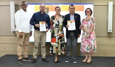 Entrega de reconocimiento a Unisimón.