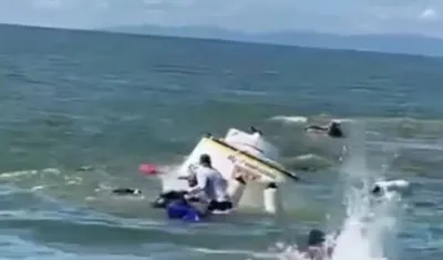 Barco que se hundió en el Golfo de Urabá este sábado. 