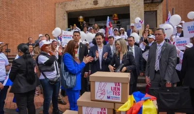 Entrega de firmas de Vicky Dávila.