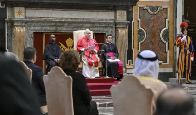 El pontífice durante el encuentro con los representantes de varios países. 