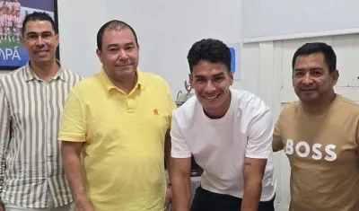 Jannenson Sarmiento firmando su contrato con Junior. 