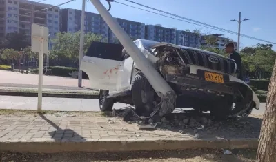 Después del ataque criminal, el vehículo chocó con un poste.