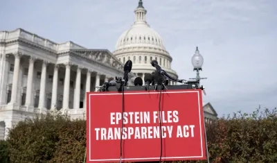 Fotografía de un cartel sobre el caso del pederasta Jeffrey Epstein.