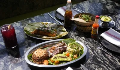 Estas son las comidas de las mesas en el Caribe. 