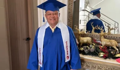 El excampeón mundial de boxeo Sugar Baby Rojas poco antes de recibir su diploma de bachiller. 