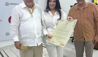Javier Barandalla, tras recibir el reconocimiento, con los concejales Mary Henríquez de Chahín y Antonio Bohórquez.