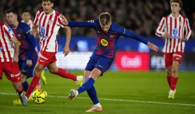 Dani Olmo remata al arco del Atlético para marcar el segundo gol del Barcelona. 