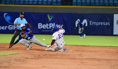 Juan Fernández, de Caimanes, llega a salvo a la segunda base 