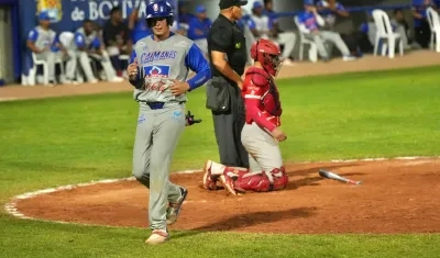 Darío Borrero anota una carrera para Caimanes.