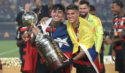 El chileno Erick Pulgar y el colombiano Jorge Carrascal, jugadores del Flamengo. 