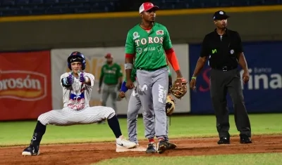 El novato Diego Contreras celebra tras remolcar las dos primeras carreras de Caimanes con un sencillo. 