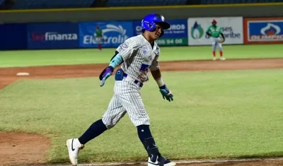 Diego Contreras bateó un jonrón dos carreras en el octavo inning para Caimanes.