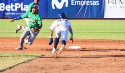 Diego Contreras, corredor de Caimanes, roba la segunda base.