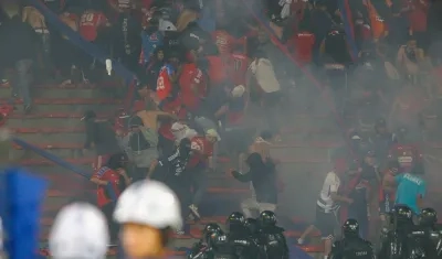 Disturbios en estadio Atanasio