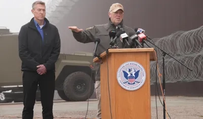 El encargado de la política fronteriza de la Casa Blanca, Tom Homan (d), habla junto al comisionado de la Oficina de Aduanas y Protección Fronteriza (CBP), Rodney S. Scott.