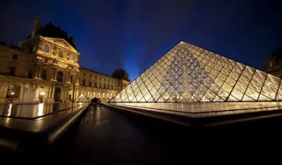 Vista de la pirámide de cristal, entrada al Museo del Louvre. 