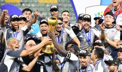 El plantel del Junior con el trofeo de campeón. 