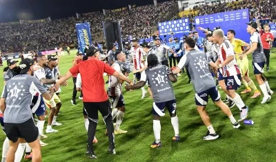 La celebración de los jugadores del Junior en el césped del estadio Manuel Murillo Toro de Ibagué. 
