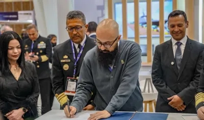 Director de la Ungrd, Carlos Carrillo, firma convenio para construir buque para emergencias. 