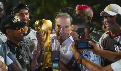 Fuad Char con el trofeo de campeón alcanzado por Junior junto a José Enamorado.
