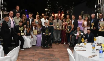 Grupo de ganadores de los premios de Acord Colombia. 