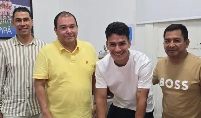 Alberto Mario Garzón, Jannenson Sarmiento y el gerente del Junior, Héctor Fabio Báez. 