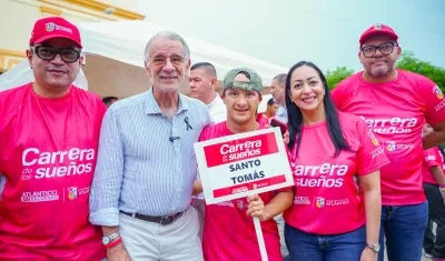 Gobernador Eduardo Verano y la Gerente de Capital Social, Karina Llanos, junto a beneficiarios del programa social.