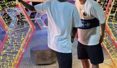 Luis Díaz y su hermano Jesús junto a la estrella de 2025 alcanzada por Junior. 