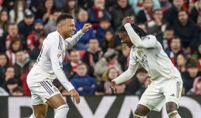 Kylian Mbappé festeja un gol con su compañero Eduardo Camavinga. 