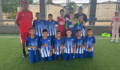 Integrantes de Atlético Palmar de Varela con su entrenador, 'Pasculli',y el exjugador del Junior, Luis 'Cariaco' González.