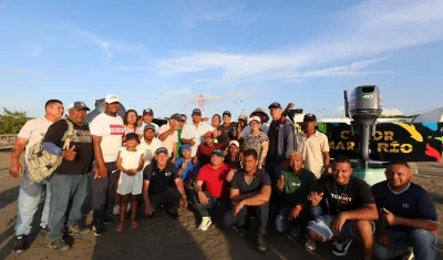 Alcalde Char junto a los pescadores de Puerto Mocho. 