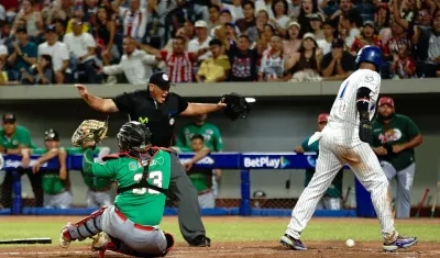 Shalin Polanco es declarado quieto en el plato para anotar la carrera del empata para Caimanes.